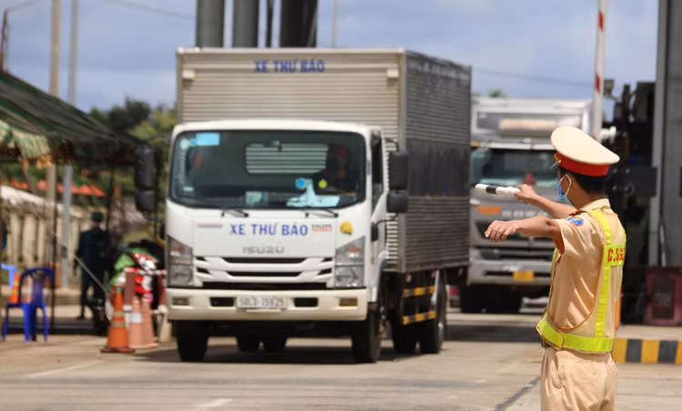 CSGT dan doan nguoi qua chot anh 9