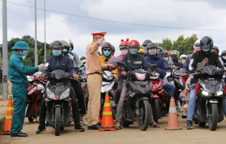 CSGT dan doan nguoi qua chot anh 2