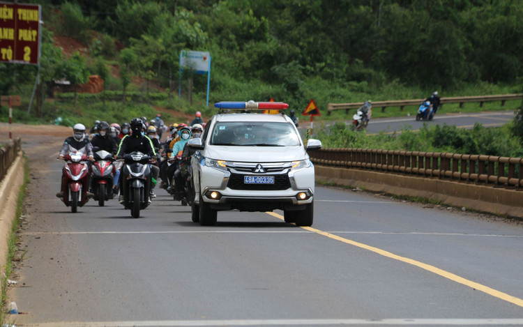 CSGT dan doan nguoi qua chot anh 8