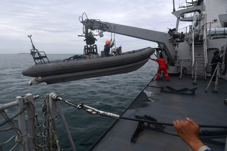 Xác định được vị trí hộp đen, Indonesia chạy đua tìm máy bay rơi - 7