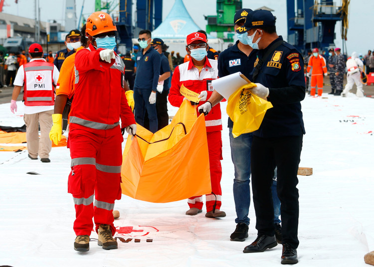 Xác định được vị trí hộp đen, Indonesia chạy đua tìm máy bay rơi - 11