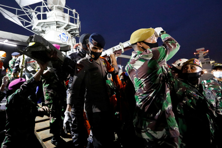 Xác định được vị trí hộp đen, Indonesia chạy đua tìm máy bay rơi - 3