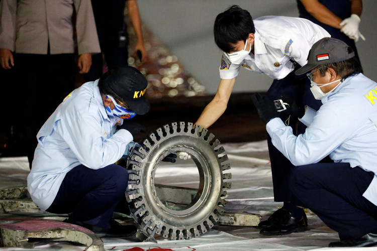 Xác định được vị trí hộp đen, Indonesia chạy đua tìm máy bay rơi - 4