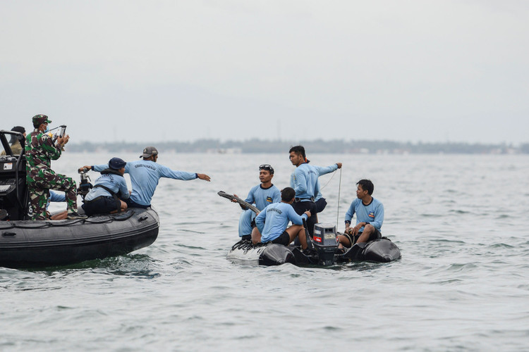 Xác định được vị trí hộp đen, Indonesia chạy đua tìm máy bay rơi - 1