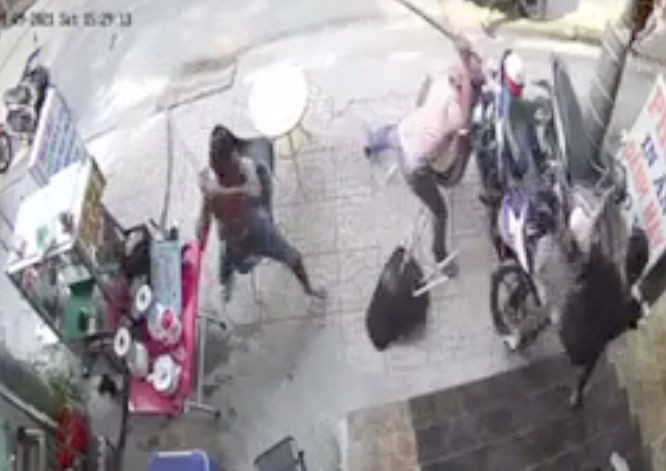 Nhóm thanh niên vác túyp sắt truy sát 1 gia đình giữa ban ngày - 1