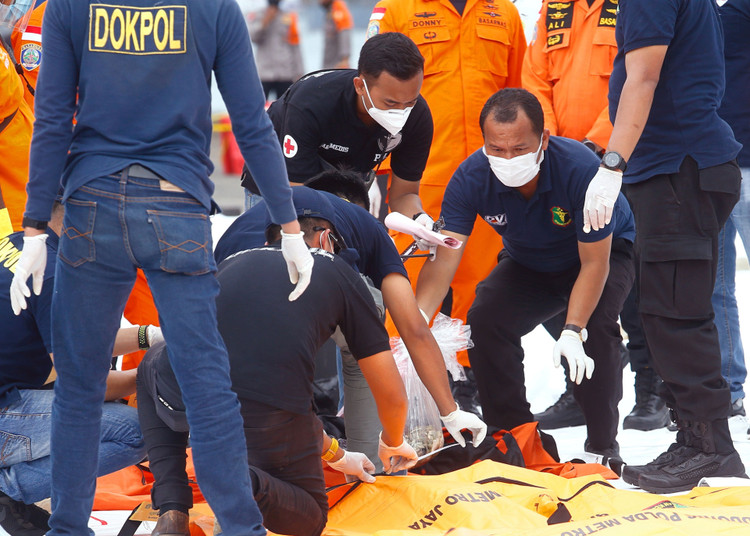 Xác định được vị trí hộp đen, Indonesia chạy đua tìm máy bay rơi - 8