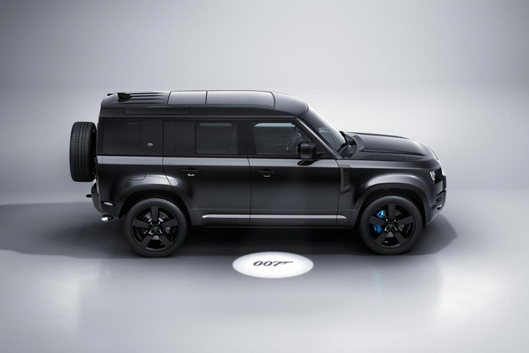 Land Rover Defender V8 Bond Edition ra mắt với cảm hứng từ phim điệp viên 007 - 4