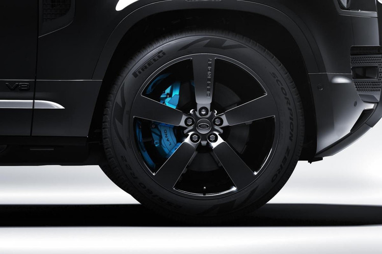 Land Rover Defender V8 Bond Edition ra mắt với cảm hứng từ phim điệp viên 007 - 6