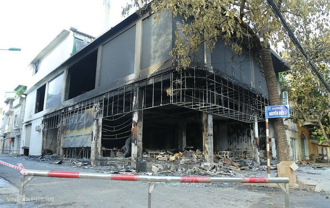 Cảnh sát dựng rào chắn phong toả khu vực xảy ra vụ cháy nhà. Ảnh: Nguyễn Hải.