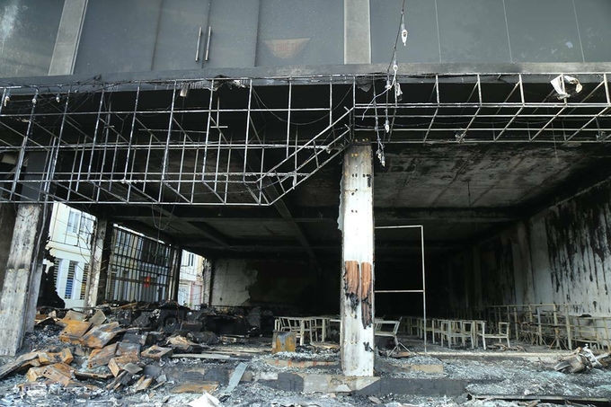 Ngọn lửa thiêu rụi bàn ghế, vật dụng bên trong phòng trà. Ảnh: Nguyễn Hải.