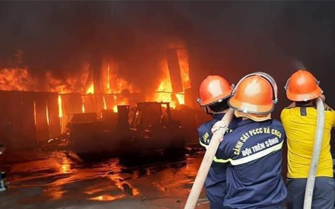 Lính cứu hỏa tiếp cận hiện trường vụ cháy. Ảnh: CTV.