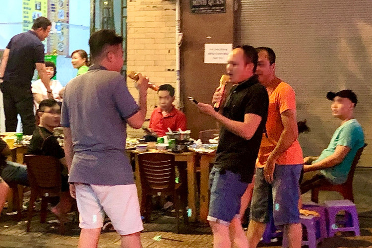 Hat karaoke ngoai duong bi phat anh 1