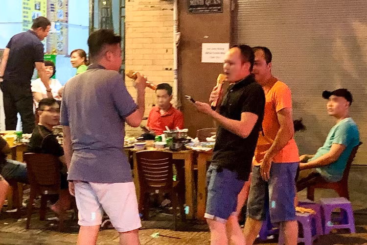 Hat karaoke ngoai duong bi phat anh 1