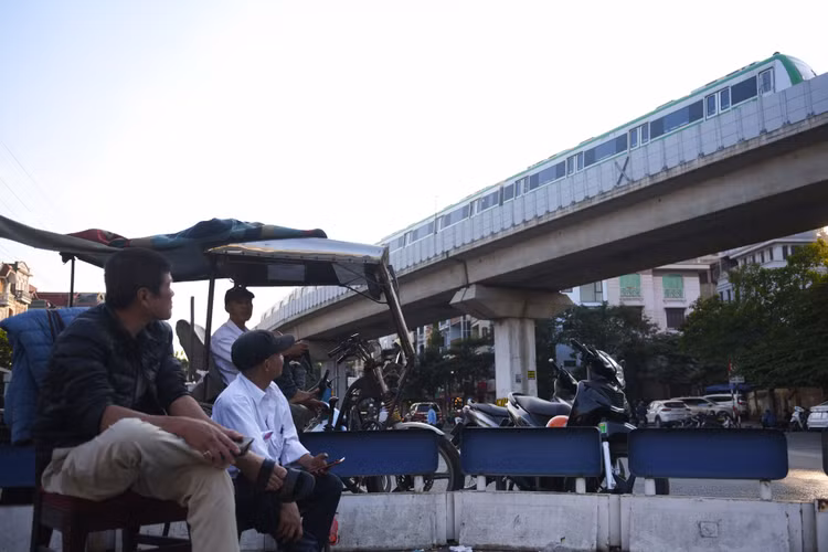 Duong sat Cat Linh - Ha Dong cham tre anh 1