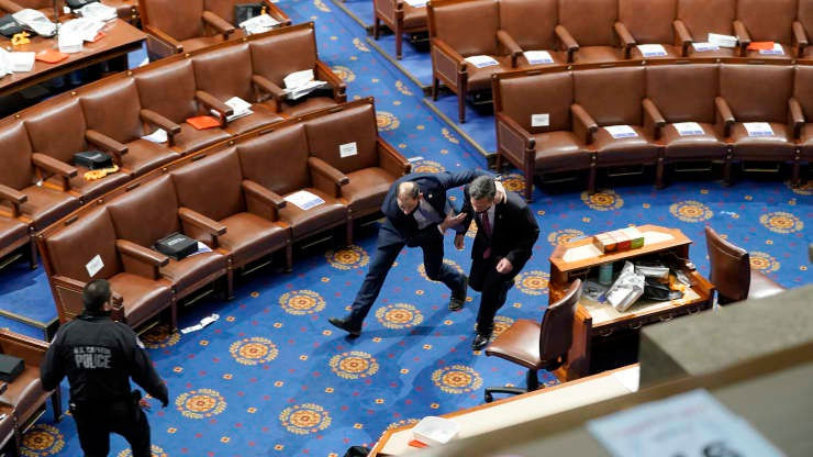 Bốn giờ hỗn loạn khi quốc hội Mỹ thất thủ vì người ủng hộ ông Trump - 8