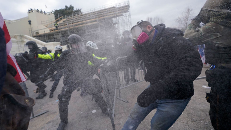 Bốn giờ hỗn loạn khi quốc hội Mỹ thất thủ vì người ủng hộ ông Trump - 14