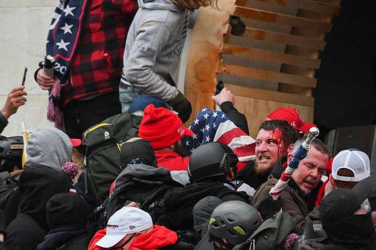 Bốn giờ hỗn loạn khi quốc hội Mỹ thất thủ vì người ủng hộ ông Trump - 10