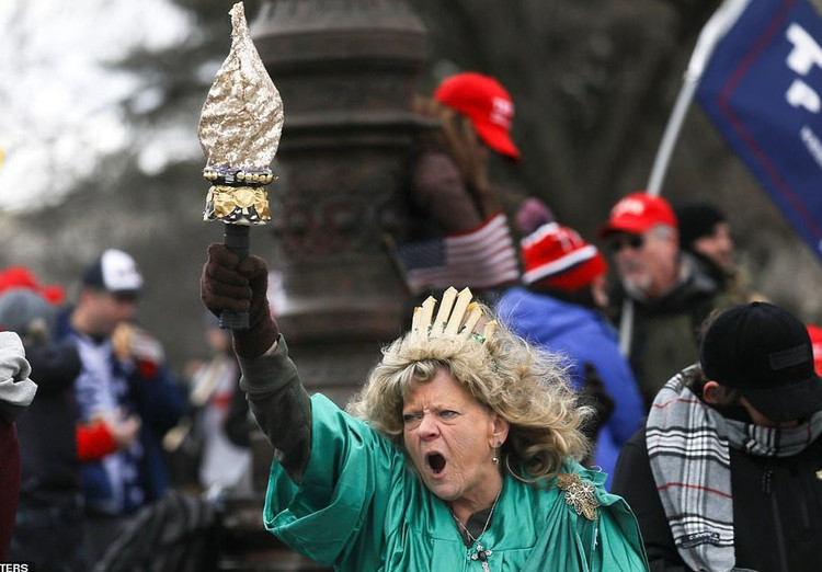 Bốn giờ hỗn loạn khi quốc hội Mỹ thất thủ vì người ủng hộ ông Trump - 5