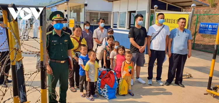 Bàn giao 20 người Trung Quốc nhập cảnh trái phép tại Điện Biên ảnh 3