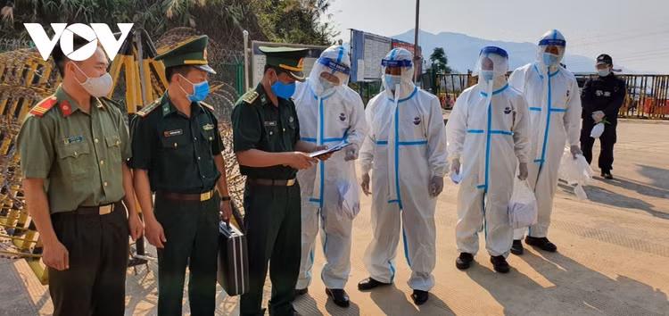 Bàn giao 20 người Trung Quốc nhập cảnh trái phép tại Điện Biên ảnh 1