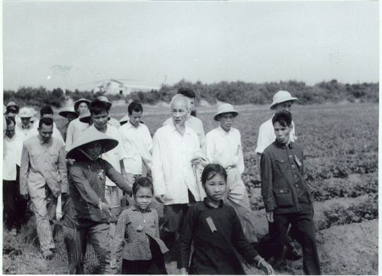 Bác Hồ về thăm người dân huyện Cô Tô ngày 9/5/1961.