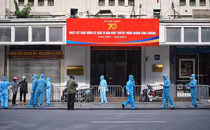 Khu vực số 91 Đinh Tiên Hoàng, Hà Nội, bị phong tỏa do liên quan hai ca nhiễm ngày 12/5. Ảnh: Ngọc Thành