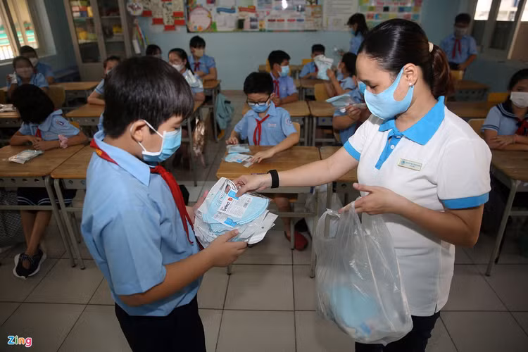 Hoc sinh TP.HCM tro lai truong anh 1