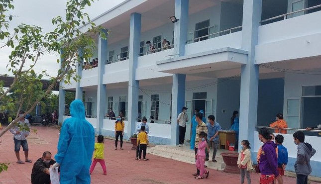 Lực lượng y tế được huy động để bà con khai báo y tế, phân loại để cách ly tập trung Các tỉnh miền Tây kiến nghị tạm ngưng cho người dân về quê tự phát ảnh 10