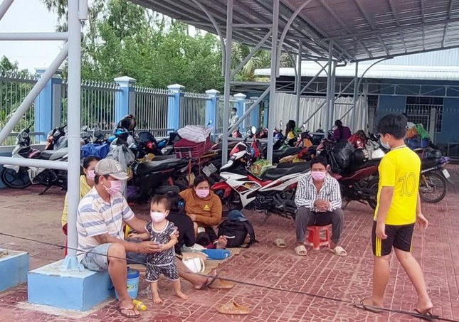 Người dân được đưa đến các khu cách ly vừa kích hoạt. Các tỉnh miền Tây kiến nghị tạm ngưng cho người dân về quê tự phát ảnh 8