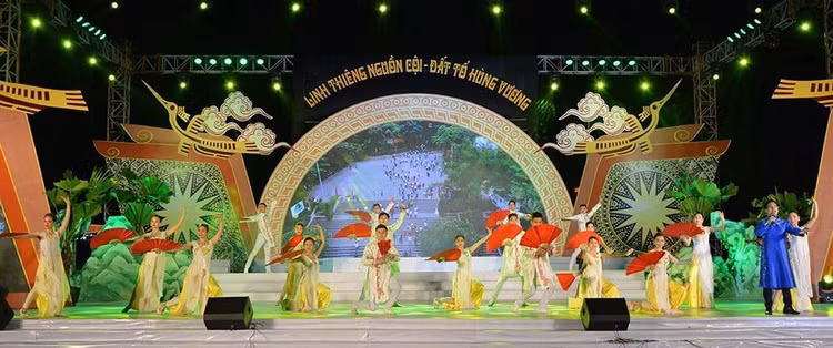 Pháo hoa rực sáng thành phố Việt Trì dịp Giỗ tổ Hùng Vương ảnh 3