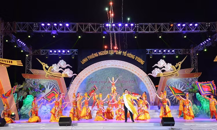 Pháo hoa rực sáng thành phố Việt Trì dịp Giỗ tổ Hùng Vương ảnh 2