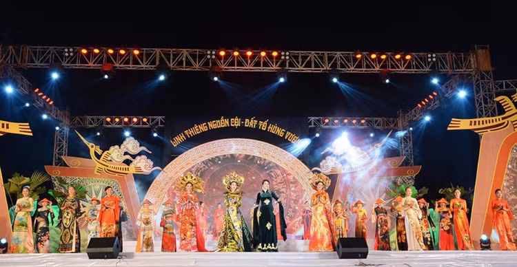 Pháo hoa rực sáng thành phố Việt Trì dịp Giỗ tổ Hùng Vương ảnh 4