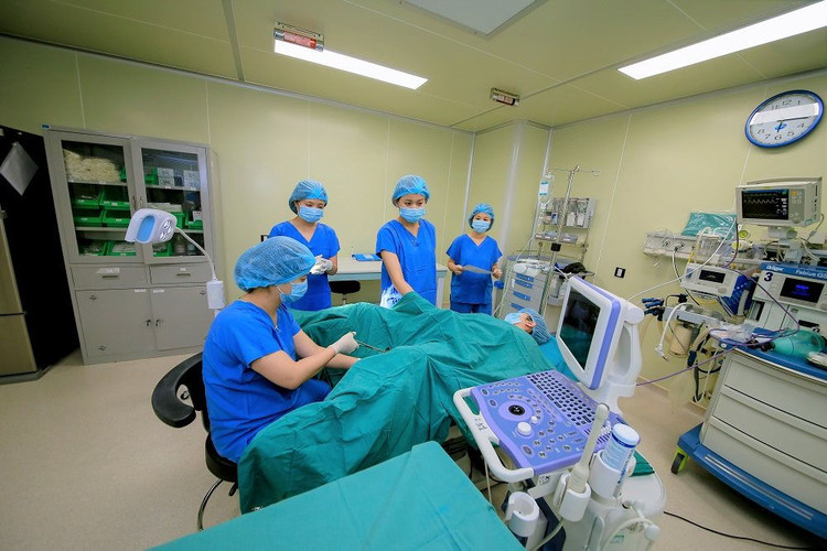 Năm 2020, Bệnh viện Vinmec Central Park đã tiếp nhận 105 nghìn lượt khách hàng đến thăm khám và điều trị ngoại trú và nội trú, thực hiện gần 21 nghìn ca phẫu thuật thủ thuật.