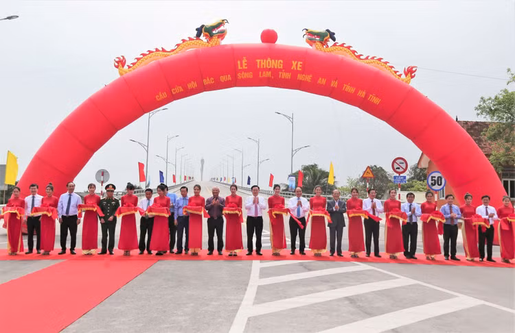 cau Cua Hoi bac qua song Lam anh 1