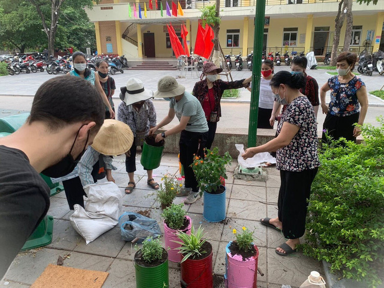 Người dân địa phương phấn khởi tham gia chương trình xây dựng mô hình mẫu Không gian công cộng phát thải thấp