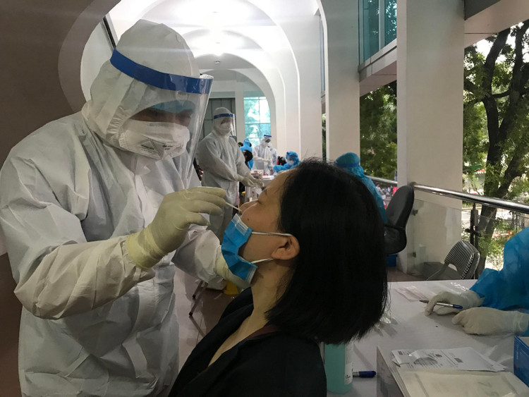 3.629 người có nguy cơ cao trong cộng đồng ở Hà Nội xét nghiệm âm tính với SARS-CoV-2 ảnh 1