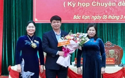 Thường trực HĐND tỉnh Bắc Kạn chúc mừng ông Nông Quang Nhất.