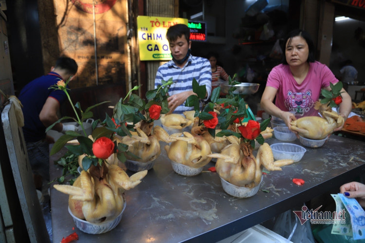 Chen chân mua gà cúng giao thừa ở khu chợ 'nhà giàu' Hà Nội