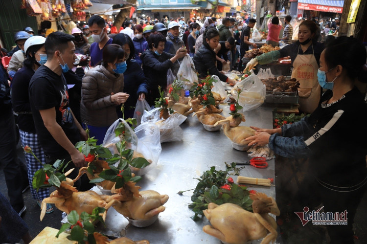 Chen chân mua gà cúng giao thừa ở khu chợ 'nhà giàu' Hà Nội