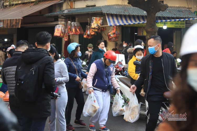 Chen chân mua gà cúng giao thừa ở khu chợ 'nhà giàu' Hà Nội