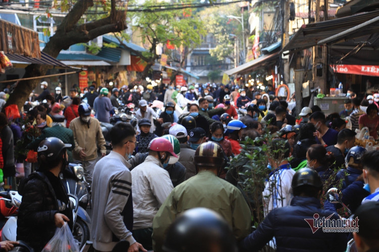 Chen chân mua gà cúng giao thừa ở khu chợ 'nhà giàu' Hà Nội