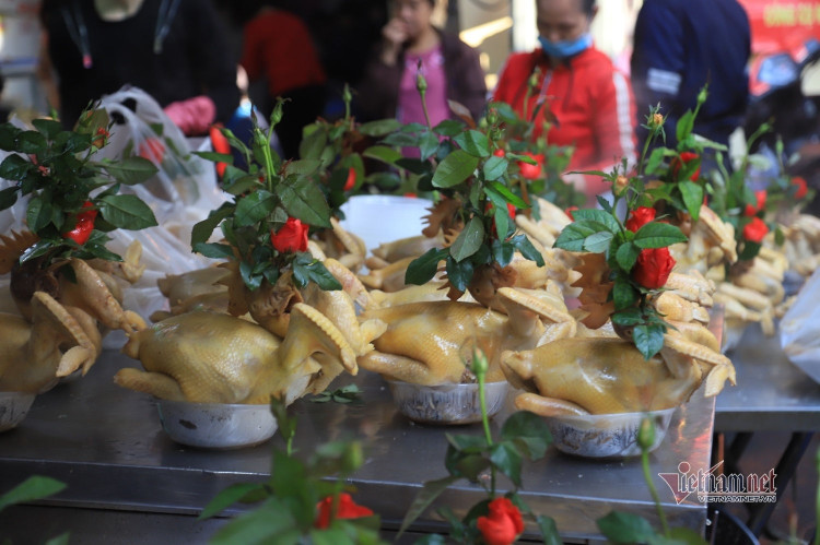 Chen chân mua gà cúng giao thừa ở khu chợ 'nhà giàu' Hà Nội