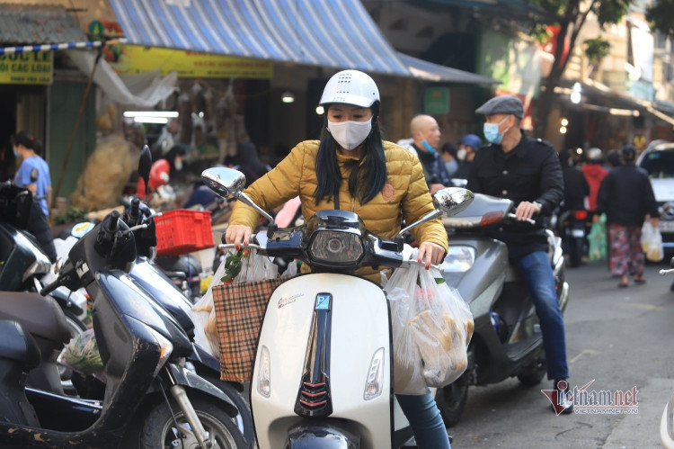 Chen chân mua gà cúng giao thừa ở khu chợ 'nhà giàu' Hà Nội