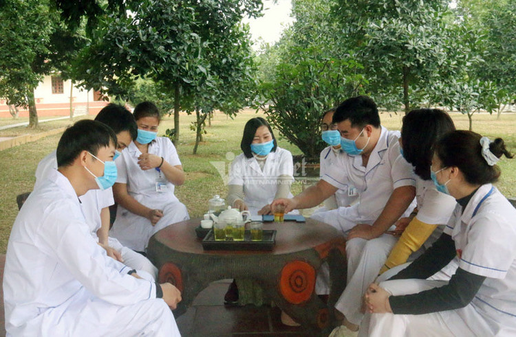 Cuộc di chuyển vào khu cách ly lúc nửa đêm của nữ nhân viên y tế