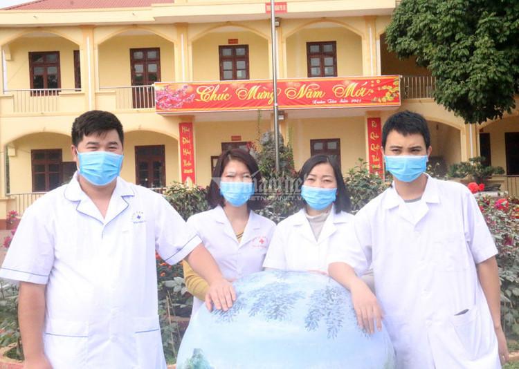 Cuộc di chuyển vào khu cách ly lúc nửa đêm của nữ nhân viên y tế