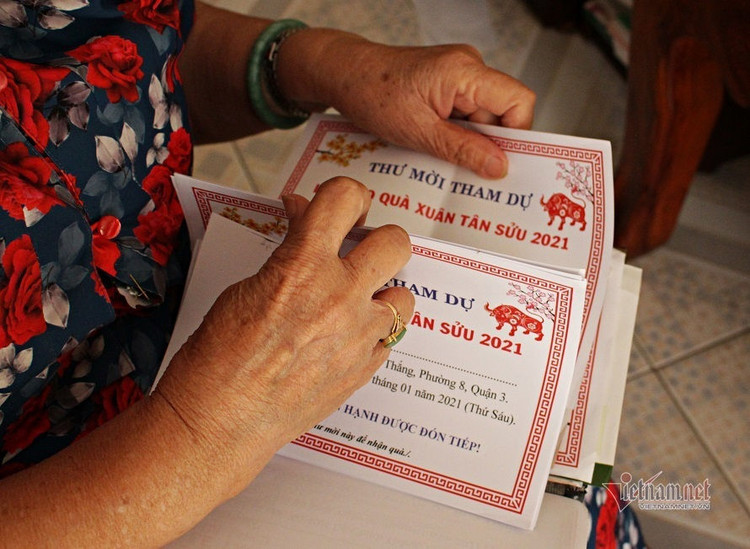 Bà cụ 40 năm nhặt ve chai, nuôi heo đất lo Tết cho người nghèo