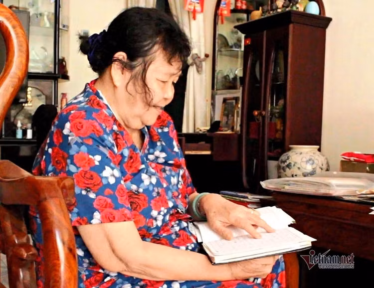 Bà cụ 40 năm nhặt ve chai, nuôi heo đất lo Tết cho người nghèo