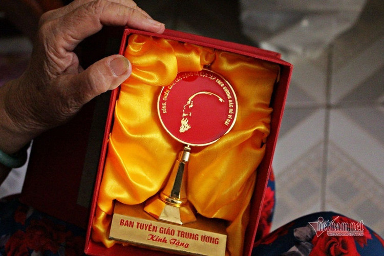 Bà cụ 40 năm nhặt ve chai, nuôi heo đất lo Tết cho người nghèo