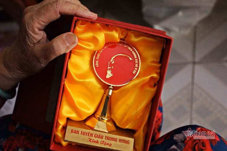 Bà cụ 40 năm nhặt ve chai, nuôi heo đất lo Tết cho người nghèo