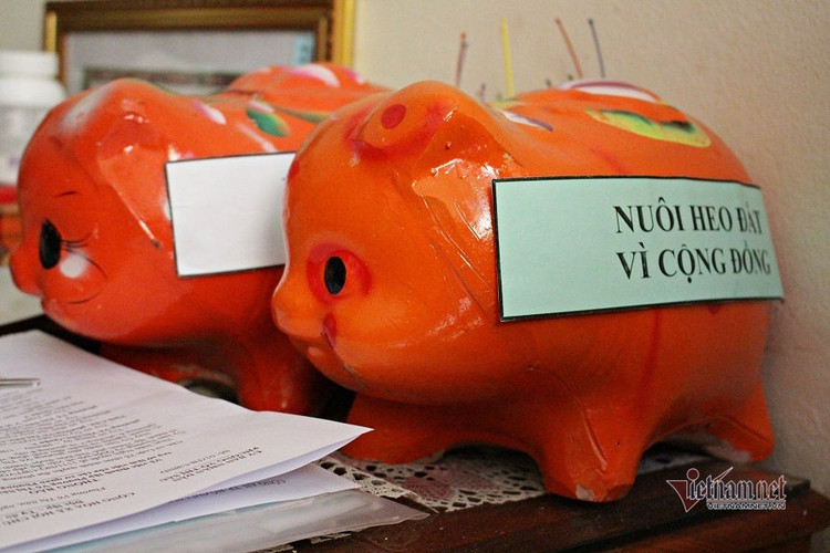 Bà cụ 40 năm nhặt ve chai, nuôi heo đất lo Tết cho người nghèo